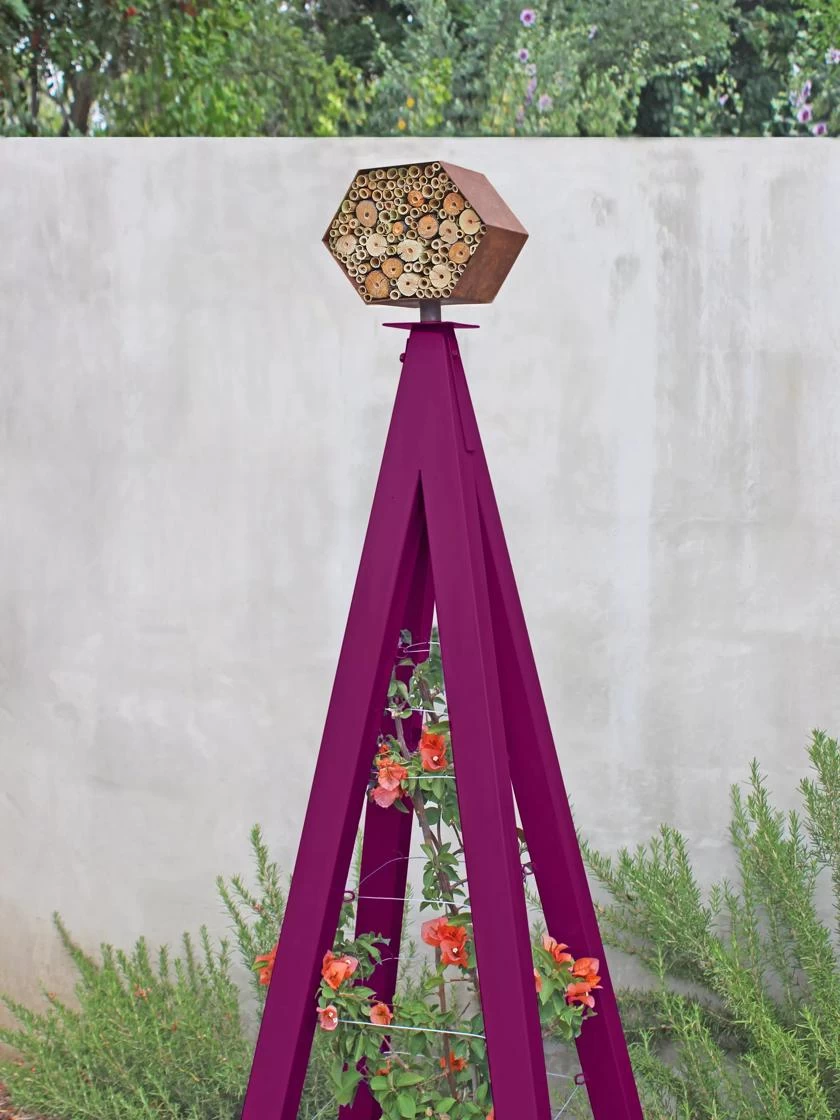 Bee Bungalow + Akoris Garden Tuteur Sr. - Image 7