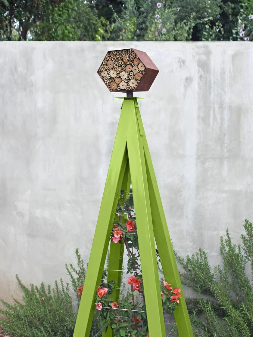 Bee Bungalow + Akoris Garden Tuteur Sr. - Image 5