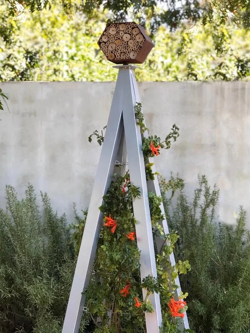 Bee Bungalow + Akoris Garden Tuteur Sr. - Image 6